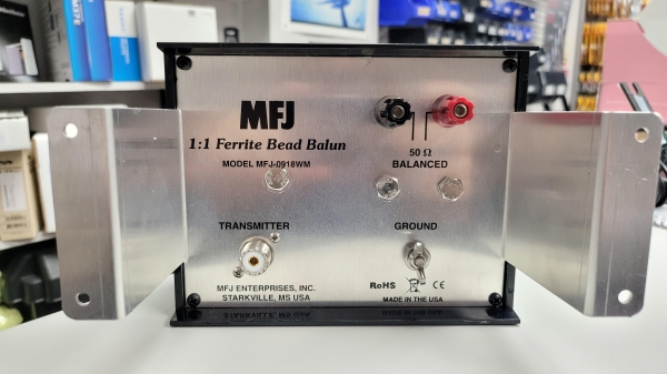 MFJ-918WM Balun, cordo, 1: 1 1.8-30MHz, suporte de parede, 1.5kW